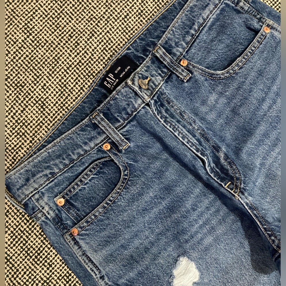 👖Gap Denim Distressed Mom Jeans          Sz : 12 /31 Regular   Straight Leg 🦵 - Picture 3 of 8